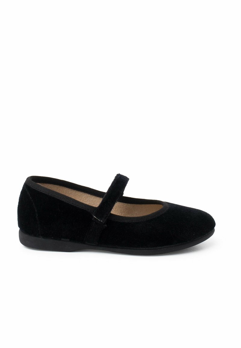 Zapato plano negro tipo Mary Jane hecho de terciopelo, con una tira sobre el empeine, punta redonda y suela plana de goma. Parte superior suave y texturizada.