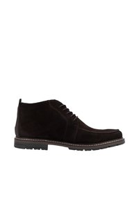 Donkerbruine suede enkelboots met een vetersluiting en contrasterende witte stiksels, voorzien van een rubberen zool en een ronde neus.