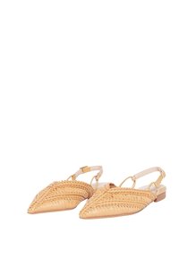 Scarpe slingback intrecciate di colore camel con punta appuntita, caratterizzate da motivi testurizzati e un piccolo tacco a blocco. Cinghia regolabile per una vestibilità sicura.