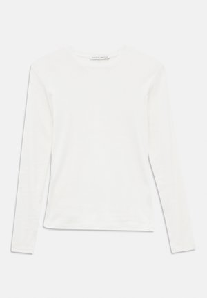 Maglietta bianca a maniche lunghe con collo a giro e un piccolo etichetta "Tiger of Sweden" al collo su uno sfondo uniforme.