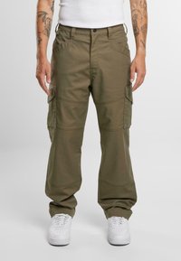 Pantalones cargo verde oliva de corte relajado, que cuentan con múltiples bolsillos laterales, costuras en contraste y un cierre de botón en la cintura.