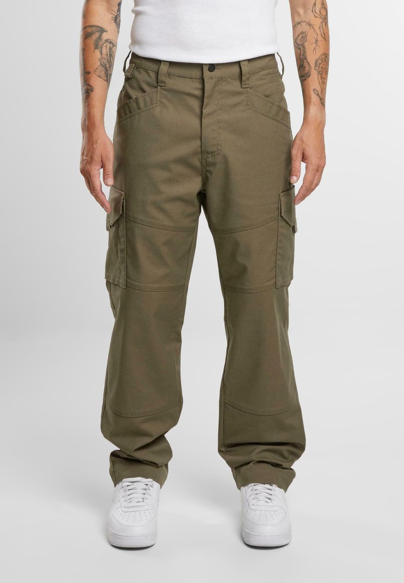 Pantalones cargo verde oliva de corte relajado, que cuentan con múltiples bolsillos laterales, costuras en contraste y un cierre de botón en la cintura.