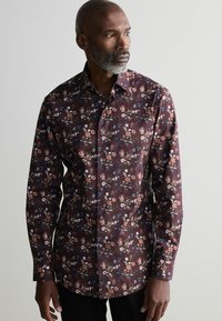 Langermige overhemd met knopen, donker bordeauxrode basis, met een bloemenprint van witte, roze en blauwe bloemen, gemaakt van een gladde stof.