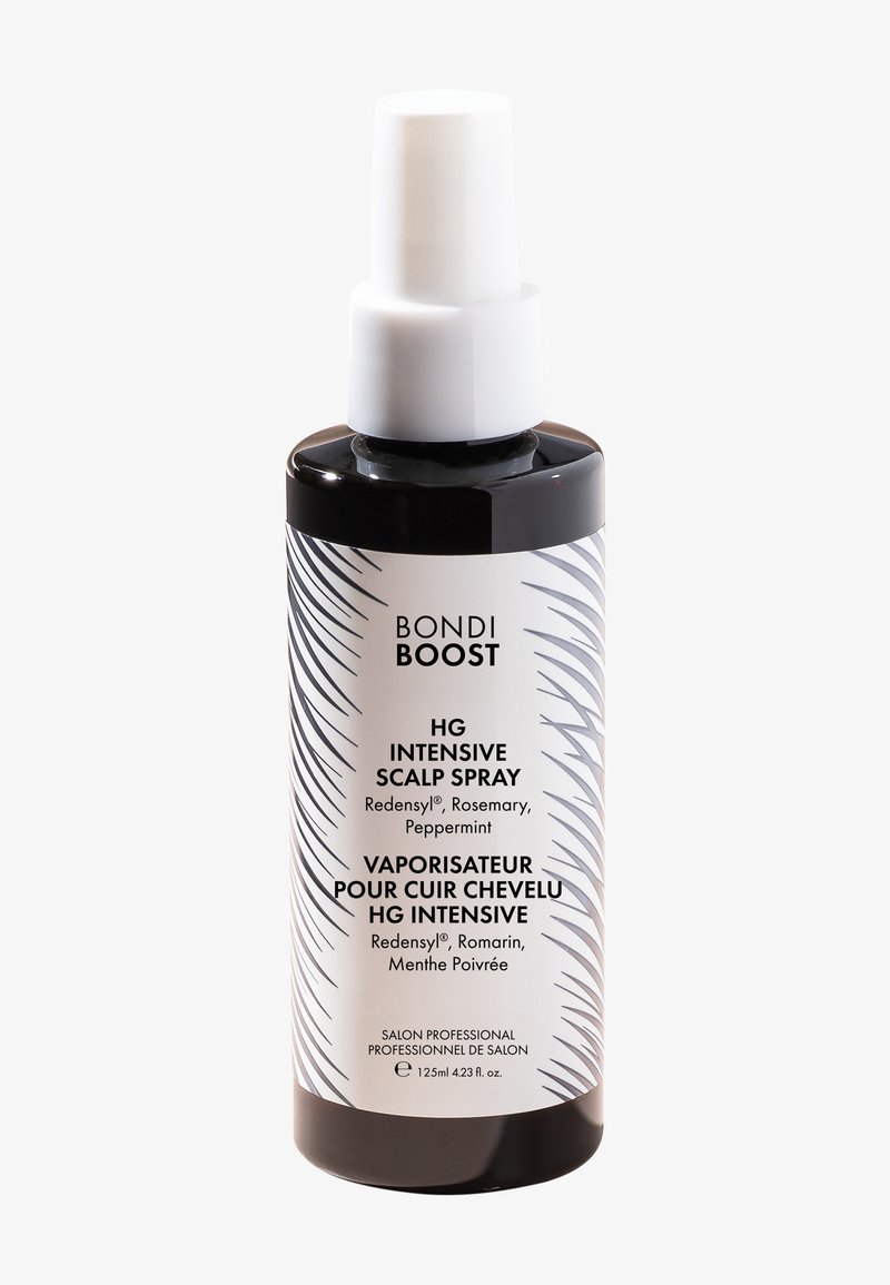 Svart plastflaske med en hvit spraydyse. Har en hvit etikett med svart tekst og bladmønster, inneholdende hodebunnsspray. 125 ml størrelse.