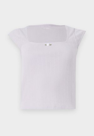 Liliowa, prążkowana bluzka krótki rękaw z kwadratowym dekoltem i małym białym kwiatkiem na środku przodu.