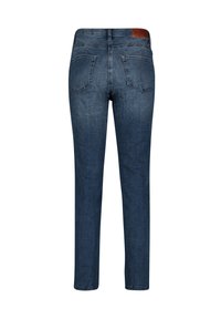 Blå denimbyxor med rak passform, bakfickor med lappar och en brun läderlogotyp på midjan.
