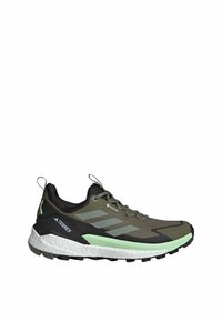 Zapatilla de trail running con parte superior de malla en verde oliva, acentos negros, entresuela verde claro y suela de goma resistente. Presenta la marca Gore-Tex.