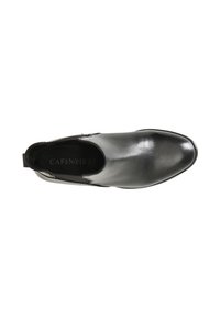 Zapato negro de cuero sin cordones con textura suave, puntera redondeada y un sutil logo en la plantilla. Diseño minimalista, sin acentos visibles.