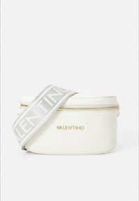 Λευκή δερμάτινη τσάντα με υφή, με χρυσό φερμουάρ και λογότυπο «VALENTINO». Διαθέτει γκρι λουρί με επαναλαμβανόμενο μοτίβο λογότυπου.