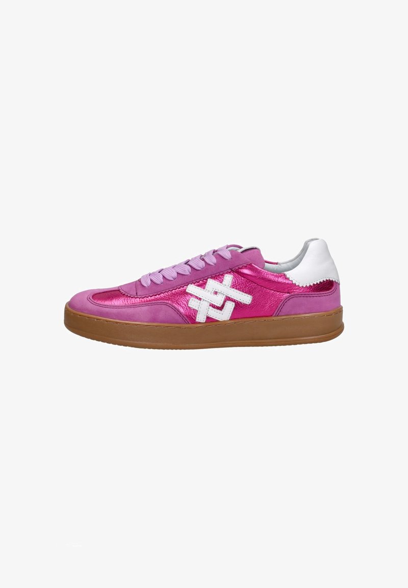 Rosa Leder-Sneaker mit einem weißen Logo, strukturierten Akzenten und einer braunen Gummisohle. Ausgestattet mit rosafarbenen Schnürsenkeln und einer glatten Fersenlasche.