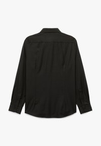 Czarna koszula z długim rękawem, wykonana z gładkiego materiału, z klasycznym kołnierzykiem, mankietami na guziki i zaokrąglonym dołem. Widok z tyłu pokazuje minimalne detale.