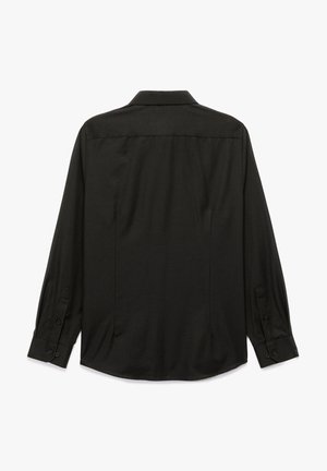 Zwart hemd met lange mouwen, een puntige kraag, knoopmanchetten, een gladde textuur en plooidetails aan de achterkant.