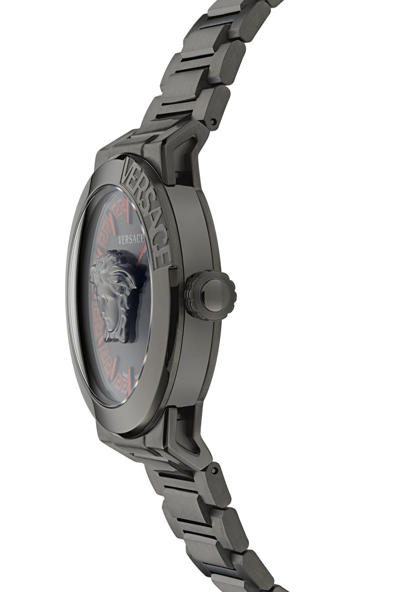 Orologio Versace con cassa in metallo nero, motivo leone sul quadrante e un bracciale in metallo grigio abbinato con maglie geometriche.