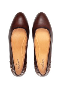 Une paire de chaussures à enfiler pour femmes en cuir marron avec des bouts ronds et des semelles intérieures en tan rembourrées, de la marque Pikolinos, vue de dessus.