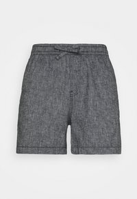 Szare szorty z teksturowanej tkaniny z elastycznym pasem i związanym sznureczkiem z przodu, leżące na płasko na białym tle.