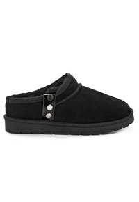 Schwarze Wildleder-Slipper mit weicher Innenauskleidung, ausgestattet mit einem glänzenden Riemen mit drei runden Knöpfen und einer dicken Gummisohle.