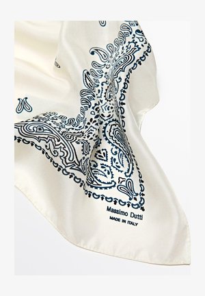 Foulard di seta con uno sfondo crema, caratterizzato da un motivo paisley blu. Logo stampato in nero in basso. Texture liscia, caduta elegante.