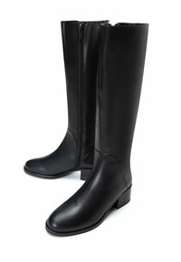 Stivali alti fino al ginocchio in pelle nera con punta arrotondata, cerniera laterale e tacco a blocco. Texture liscia con un design elegante.
