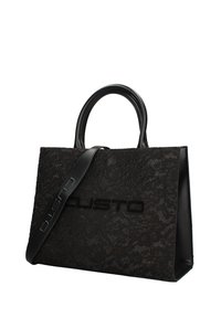 Sac à main en dentelle noire texturée avec deux poignées arrondies et une bandoulière amovible embossée du nom de la marque "Gusto."