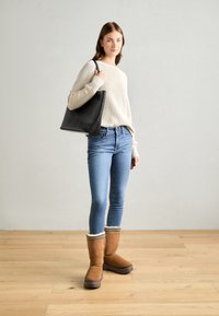 UGG CLASSIC TALL TRAILGAZER - Cizme de iarnă - chestnut