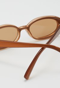 Le Specs OUTTA LOVE  - Aurinkolasit - tan