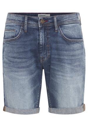 Denim-Shorts in verblichenem Blau mit aufgerolltem Saum, ausgestattet mit zwei Gesäßtaschen und kontrastierenden Nähten entlang der Kanten und Taschenähnchen.