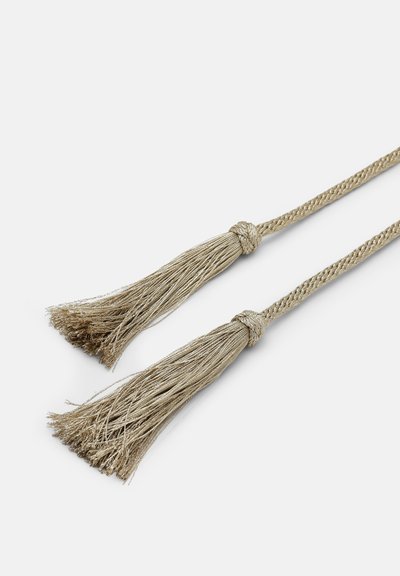 Tassel doppio realizzato in corda beige chiaro. Presenta estremità sfilacciate e accenti annodati per un attacco sicuro. Texture liscia, design minimalista.