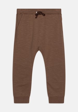 Brune sweatpants til småbørn med elastisk talje, snoretræk, sidelommer og ribstrikkede manchetter på hvid baggrund.