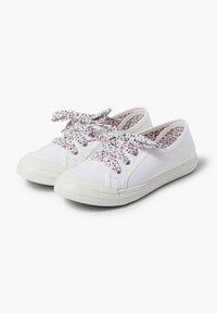 Sneaker di tela bianchi con lacci a motivo floreale, suole in gomma, punta tonda e design a gambale basso per un facile utilizzo.