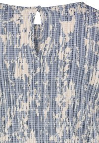 Leichtes Stoffkleid mit einem blauen und beigen abstrakten Muster, strukturiert mit kleinen Falten und einem Schlüsselisen-Detail auf der Rückseite.