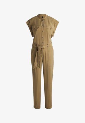 Olivgrüner Jumpsuit mit kurzen Ärmeln, Knopfleiste, zwei Brusttaschen, gebundenem Taillengürtel und schmal zulaufenden Beinen. Glattes Material mit einem lässigen Design.