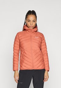 Casaco acolchoado em coral, com gola alta, fecho de correr, bolsos laterais e padrão em chevron. Textura suave com design desportivo.