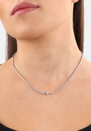 Silberne Halskette mit einer Reihe kleiner Steine und einem zentralen Akzent in Form eines Unendlichkeitssymbols. Glatte Oberfläche, elegantes Design, geeignet für formelle Anlässe.