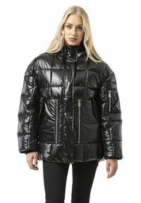 Schwarze Daunenjacke mit glänzender, gesteppter Oberfläche, hohem Kragen und mehreren Reißverschlusstaschen vorne und an den Ärmeln.