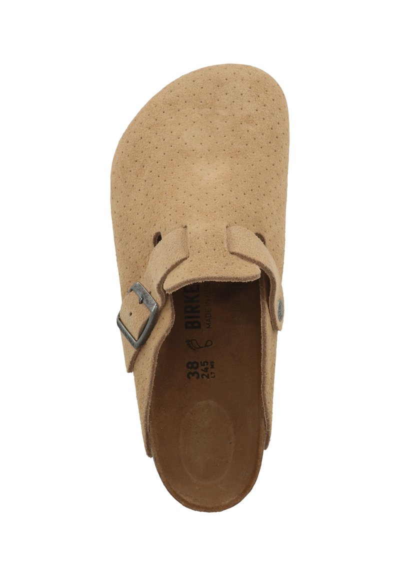 Beige suède instap-schoen met geperforeerd ontwerp, verstelbare metalen gesp, gevormde voetbed en platte zool. Maat 38 gemarkeerd aan de binnenkant.