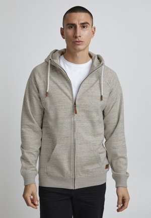 Lichtgrijze zip-up hoodie met een textuur gebreide stof, kangoeroezakken, een capuchon met trekkoord en ribgebreide manchetten. Bevat een klein leren label op de zoom.