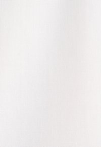 Tessuto bianco con una superficie liscia e strutturata. Colore uniforme senza motivi o accenti visibili. Adatto a varie applicazioni.
