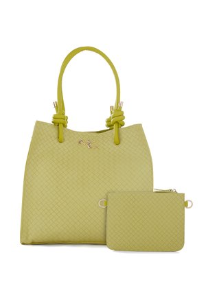 Borsa a tracolla verde strutturata con texture intrecciata e manici accentati da nodi, include una piccola pochette coordinata con cerniera e anelli metallici.