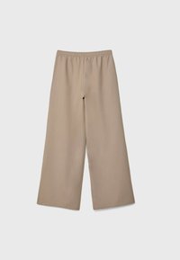 Beige wijde broek met een elastische tailleband, gemaakt van een lichtgewicht stof; gladde textuur en een volledig ontwerp met een rechte pasvorm.