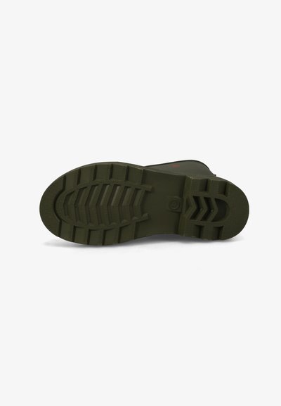 Semelle de botte vert foncé avec un motif de semelle texturé et profond, conçu pour une traction sur fond blanc.
