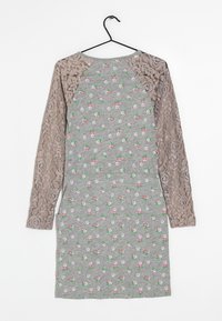 Robe grise avec un motif floral court et de longues manches en dentelle beige. Elle présente un col rond et une coupe décontractée.