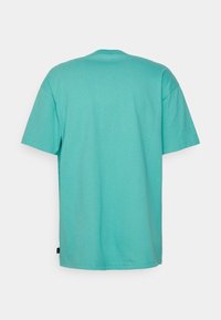 Kortärmad t-shirt i solid turkos, tillverkad av bomullstyg. Har en rund halsringning och en rak fåll med sid söm, etikett på nedersta vänstra sidan.