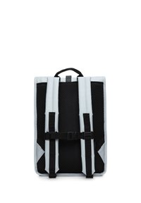 Mochila con un exterior gris claro y acolchado de malla negra, que cuenta con dos correas ajustables negras y un asa en la parte superior.