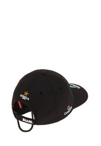 Berretto nero in tessuto con visiera curva. Presenta dettagli in oro a forma di stella, loghi bianchi ("ESTRELLA", "OMEGA") e cinturino regolabile sul retro.