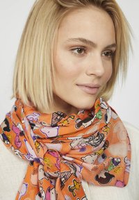 Bunter, leichter Schal mit verschiedenen Cartoonfiguren in den Farben Orange, Pink und Lila, aus einem weichen, strukturierten Stoff.