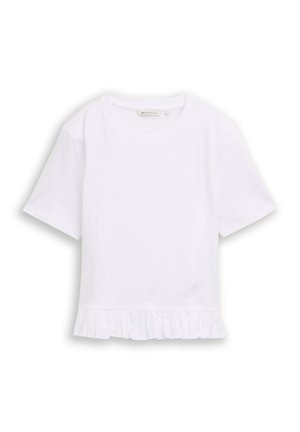 Biała damska koszulka z krótkim rękawem, okrągłym dekoltem i falbaną u dołu, rozłożona na płasko na białym tle.