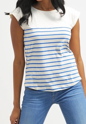 Haut en coton à manches courtes avec un buste blanc et des rayures horizontales bleues. Coupe décontractée avec un ourlet arrondi, associé à un jean en denim.