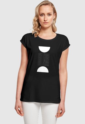Schwarzes T-Shirt mit weißem Grafikdesign, das aus zwei Halbkreisen und horizontalen Linien in der Mitte besteht. Kurze Ärmel, lockere Passform, aus Baumwollmaterial.