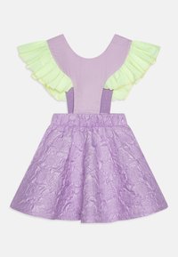 Violeta suknelė su tekstūruota sijonu ir šviesiai žaliais ruffles rankovėmis. Turi prigludusį liemenį ir elastingą juosmenį, kad būtų patogu.