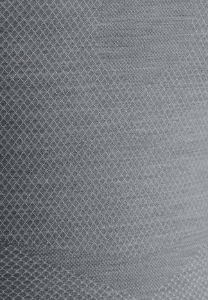 Szara teksturowana tkanina ma subtelny wzór w romby, podkreślający gładkie i tkane obszary w różnych odcieniach szarości.